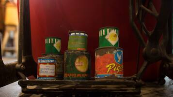 Une collection de vieilles boîtes de conserve usées, disposées sur une plateforme métallique.