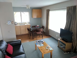 Lägenhet - 1 sovrum | Vardagsrum | 32-tums platt-tv med satellitkanaler, tv och dvd-spelare