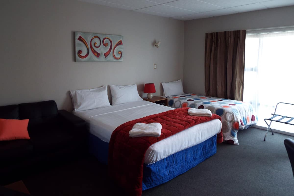 Queen Room | Desk, blackout drapes, iron/ironing board, WiFi (free)