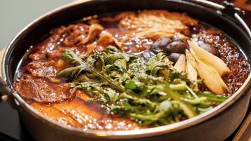 Primer plano de un plato de olla caliente con diversos ingredientes.