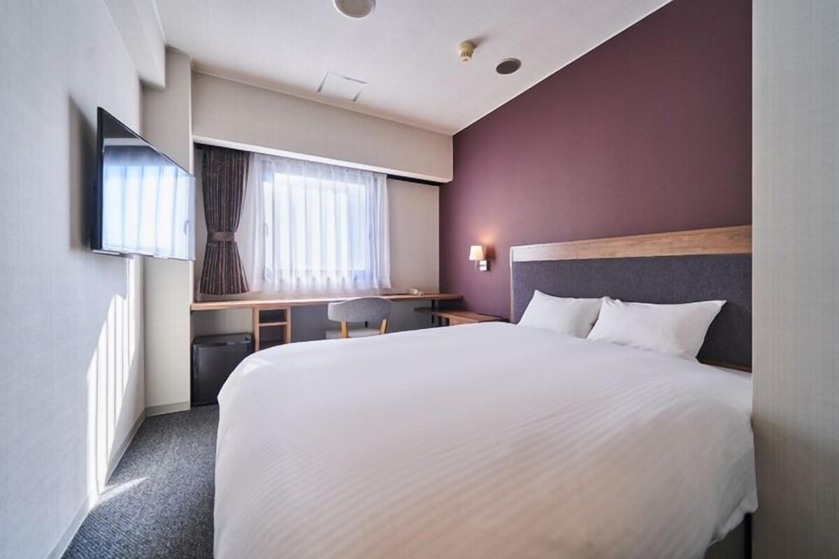 Down duvets, desk, blackout curtains, free WiFi