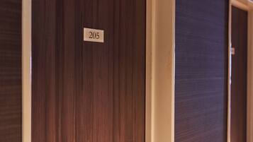 Una puerta de madera con una placa que indica el número 205.