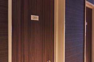 Una puerta de madera con una placa que indica el número 205.
