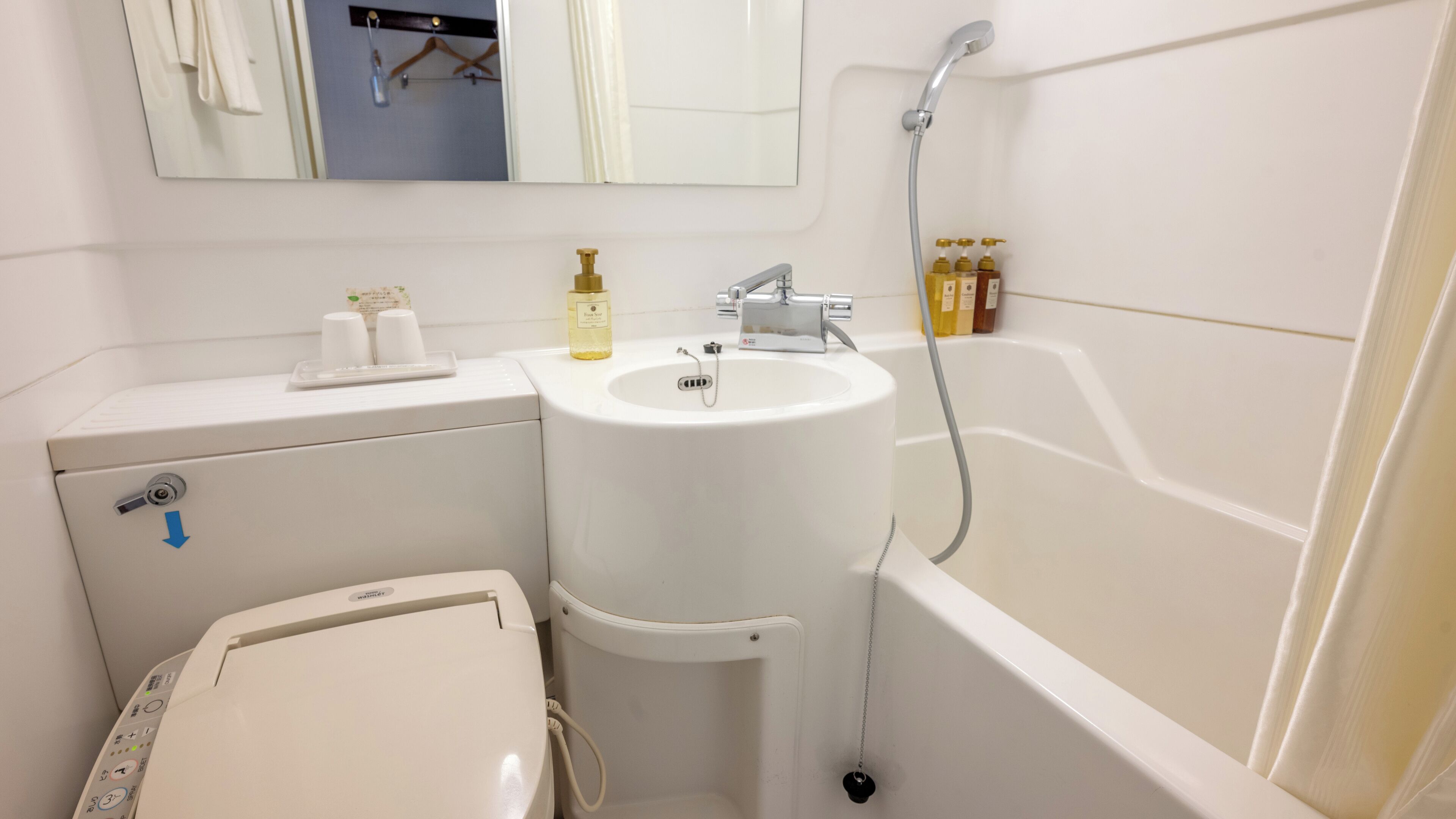 combined shower/bathtub, deep-soaking bathtub, hair dryer, slippers