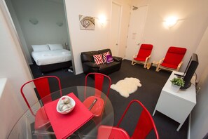 City Apartment, 2 Bedrooms | In-room dining - Two Bedroom Apartment in the City (Auckland)