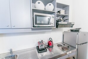 City Apartment, 2 Bedrooms | Private kitchen | Full-size fridge, microwave, oven, stovetop - Two Bedroom Apartment in the City (Auckland)