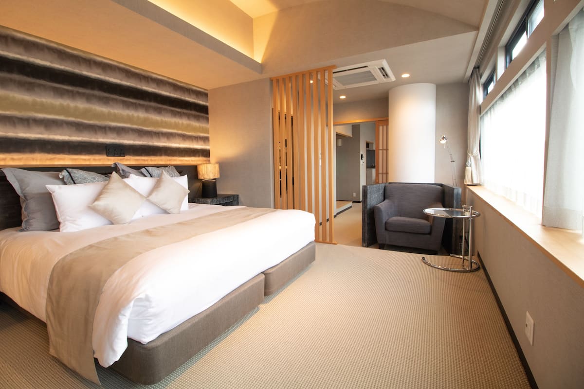 Familien-Suite, 3 Schlafzimmer, Whirlpool, Stadtblick | Daunenbettdecken, Pillowtop-Betten, individuell dekoriert