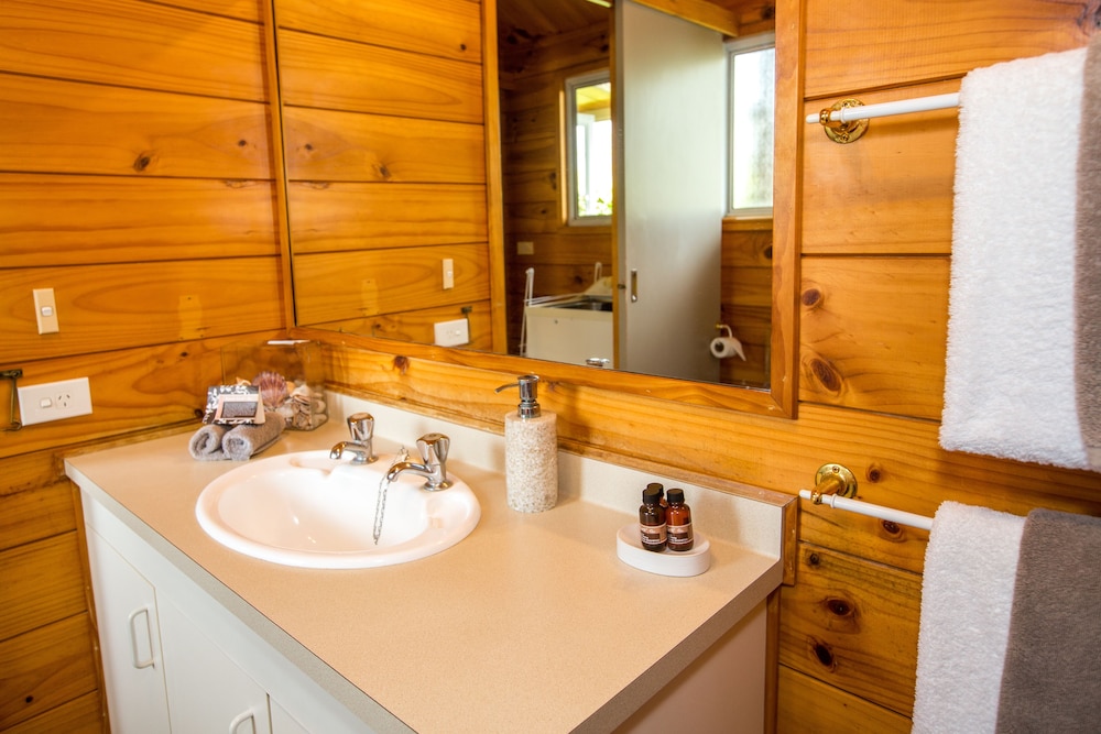 Tatahi Lodge Beach Resort, Hahei by null