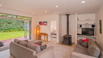 Villa, 2 soverom | Oppholdsrom | Flatskjerm-TV og DVD-spiller