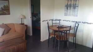 Apartamento, 1 habitación, accesible para personas con discapacidad (Apartment 5) | Servicio de comidas en la habitación