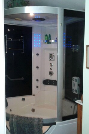 Apartment, 2 Bedrooms (Apartment 2) | Jetted tub - Tara Spa Apartments (Tara)
