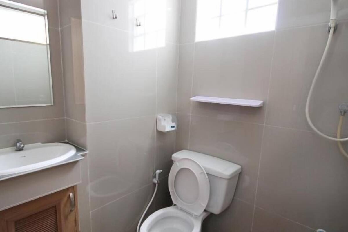 Ducha, artículos de tocador gratuitos, toallas