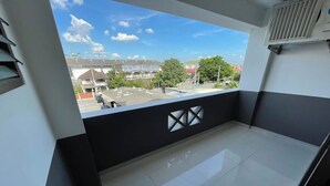 A balcony with a clear view of the surrounding buildings and sky. - Sakun Place (Samut Prakan)