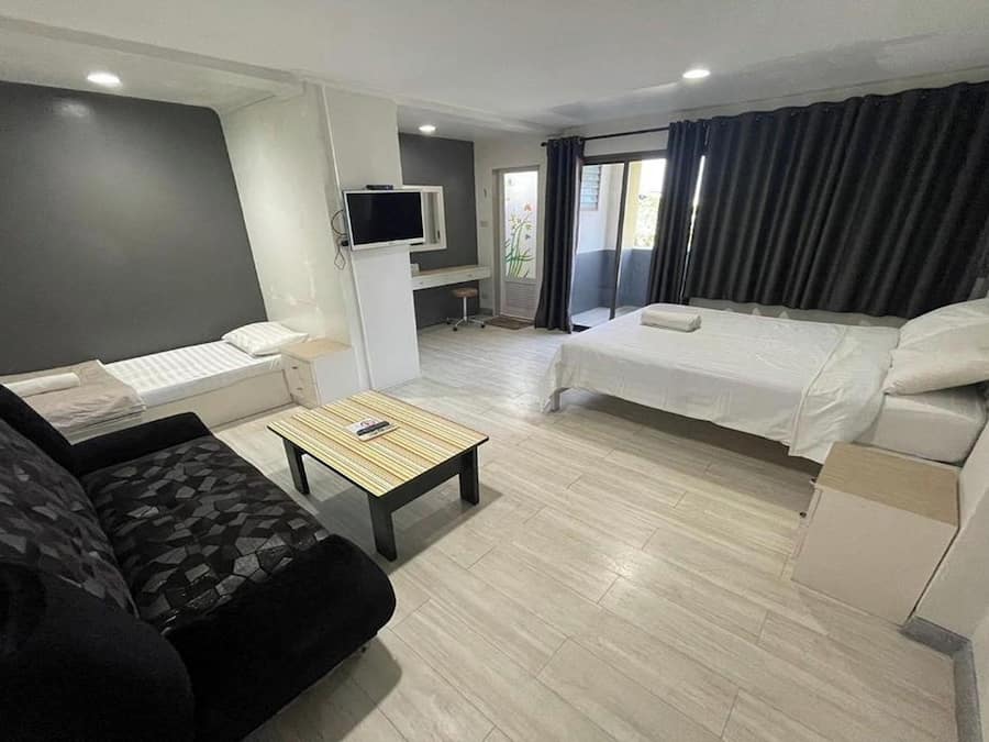 Escritorio, wifi gratis y ropa de cama