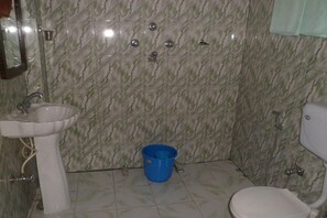 Quarto casal ou duplo luxo | Banheiro | Chuveiro, produtos de toalete grátis, toalhas de banho