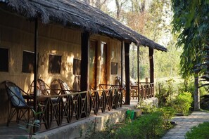 Quarto casal básico | Cofres nos quartos, escrivaninha, camas extras/dobráveis (sobretaxa)