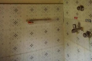 Quarto casal básico | Chuveiro