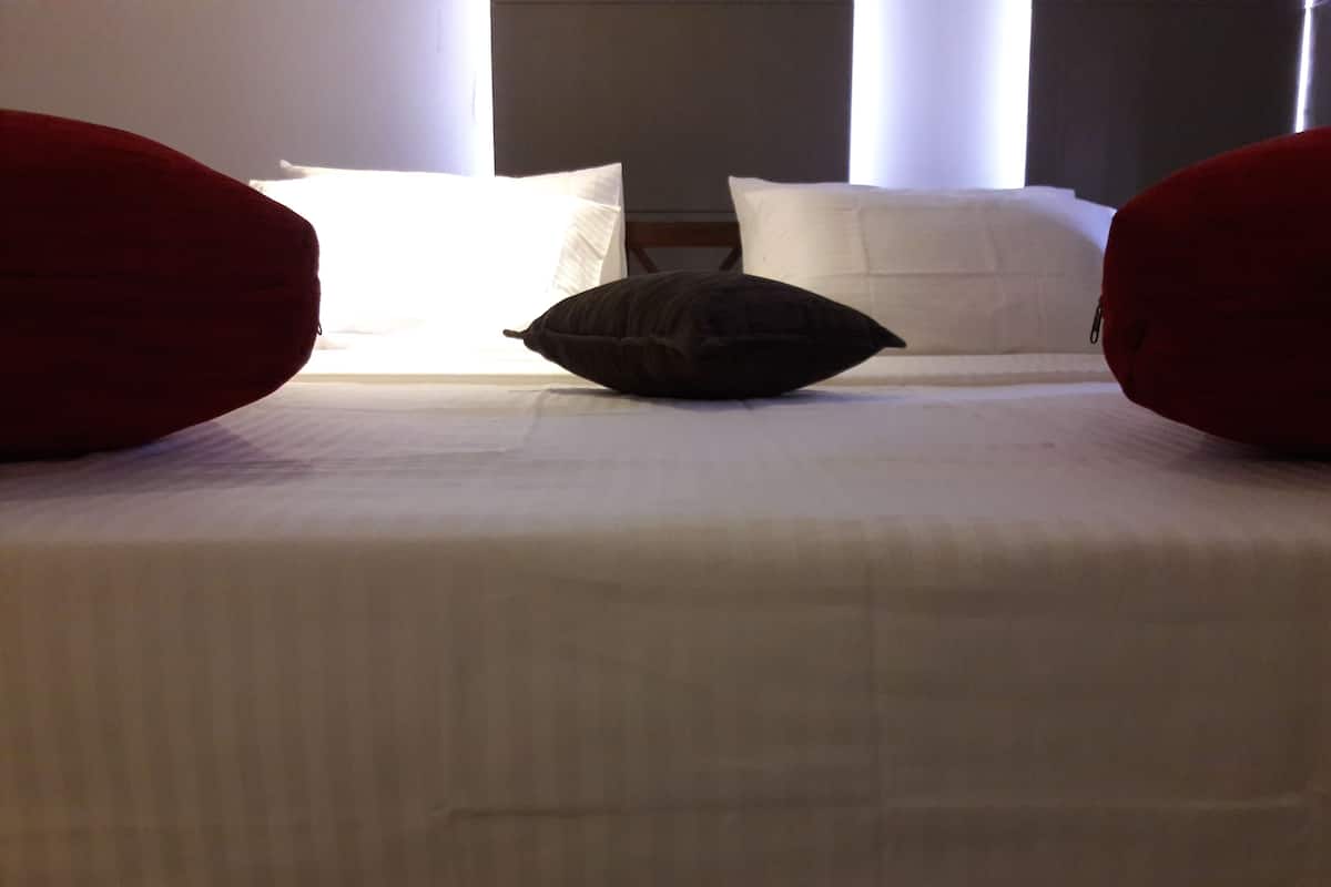 Habitación Deluxe con 1 cama matrimonial o 2 individuales, para no fumadores, vista al patio | Wifi gratis