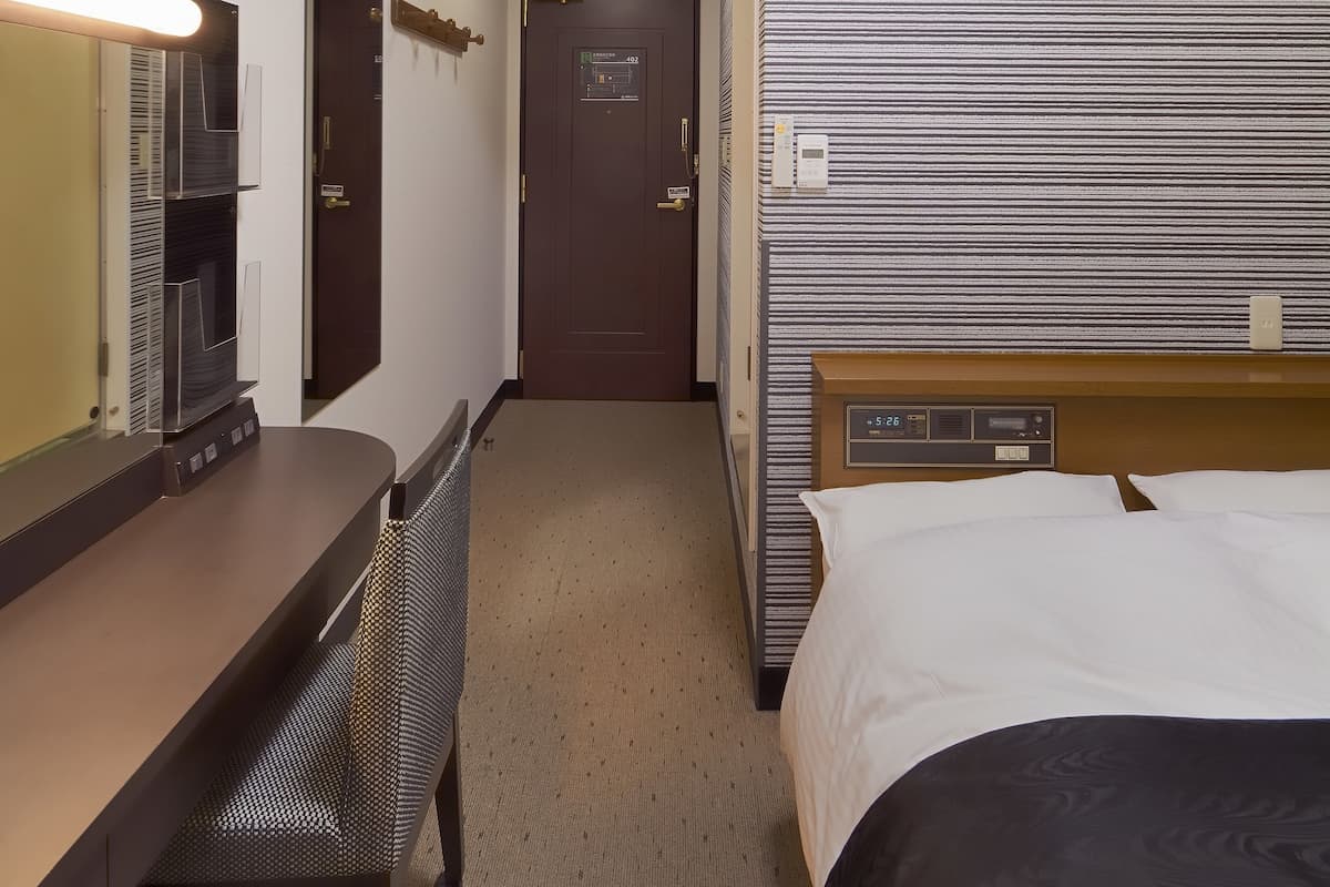 Premium bedding, desk, blackout curtains, free WiFi