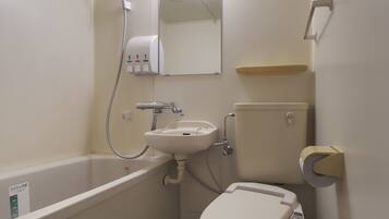 Une salle de bain avec une baignoire, un lavabo, des toilettes et un miroir.