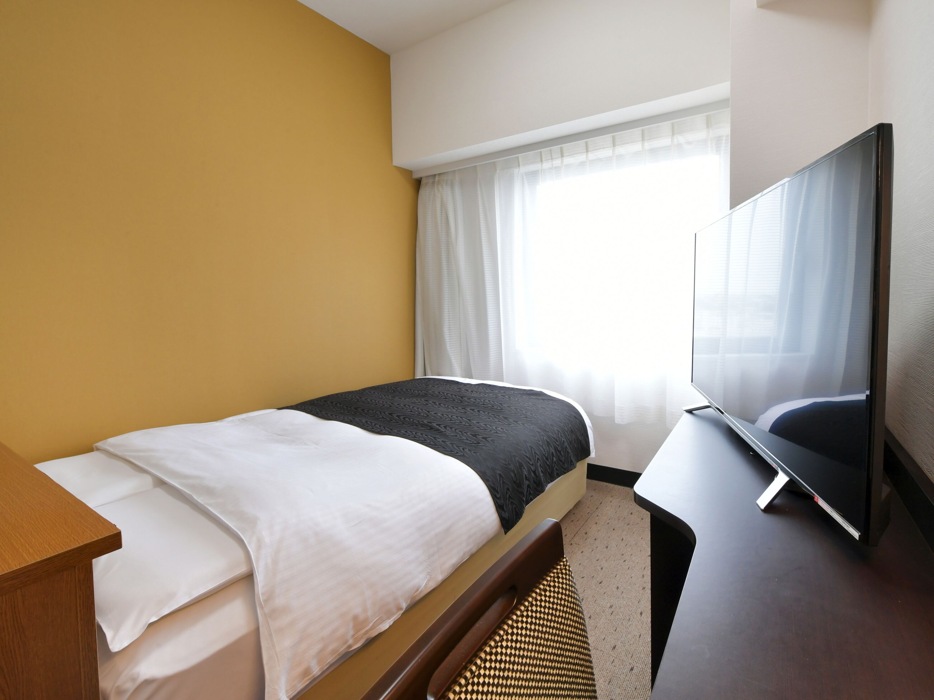 Premium bedding, desk, blackout curtains, free WiFi