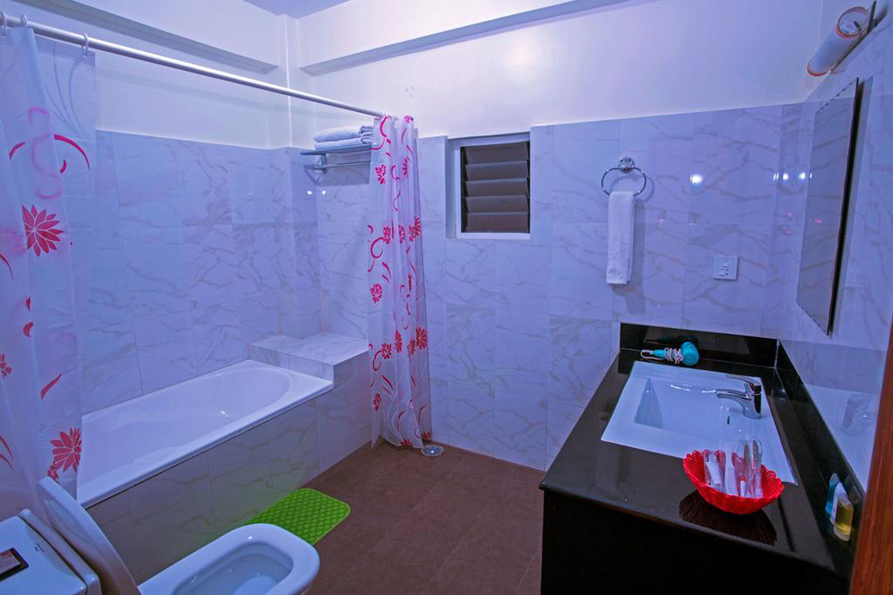 deluxe double or twin room | bathroom | free toiletries, hair dryer, slippers, towels