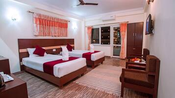 Deluxe Twin Room, 2 Single Beds | Memory-foam beds, desk, soundproofing, iron/ironing board (on request)