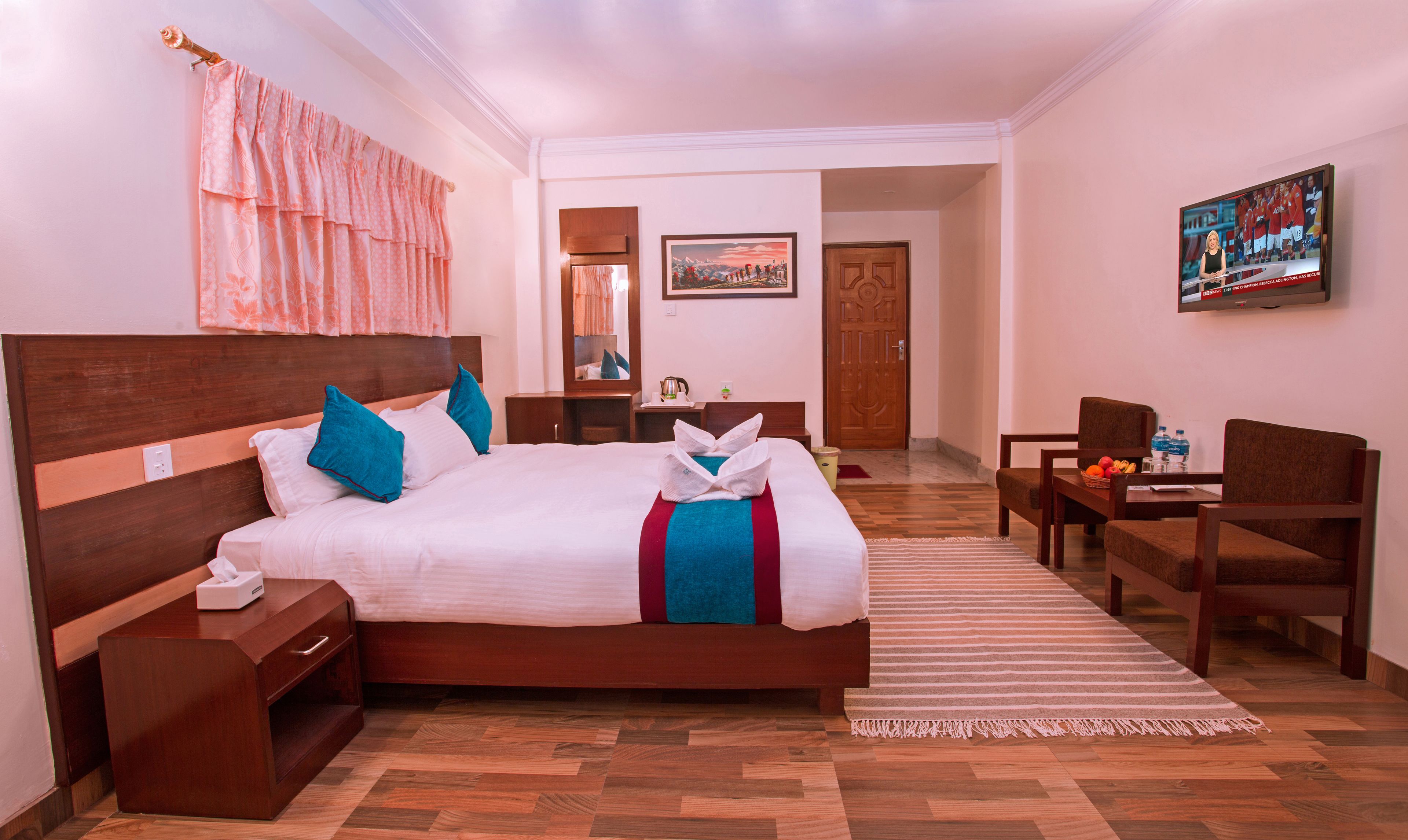 deluxe double room, 1 king bed | memory-foam beds, desk, soundproofing, iron/ironing board