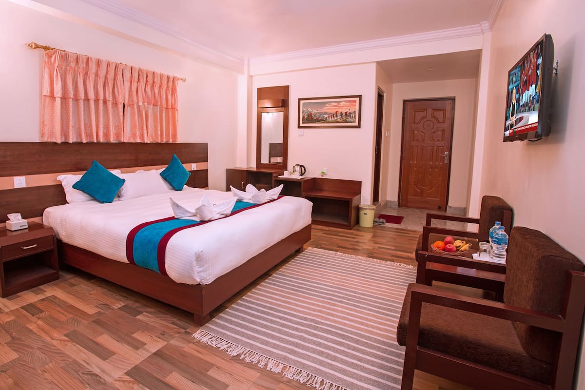 Habitación Deluxe doble, 1 cama de matrimonio grande | Colchones viscoelásticos, escritorio, sistema de insonorización