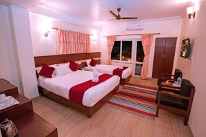 Habitación Deluxe con 1 cama doble o 2 individuales | Colchones viscoelásticos, escritorio, sistema de insonorización