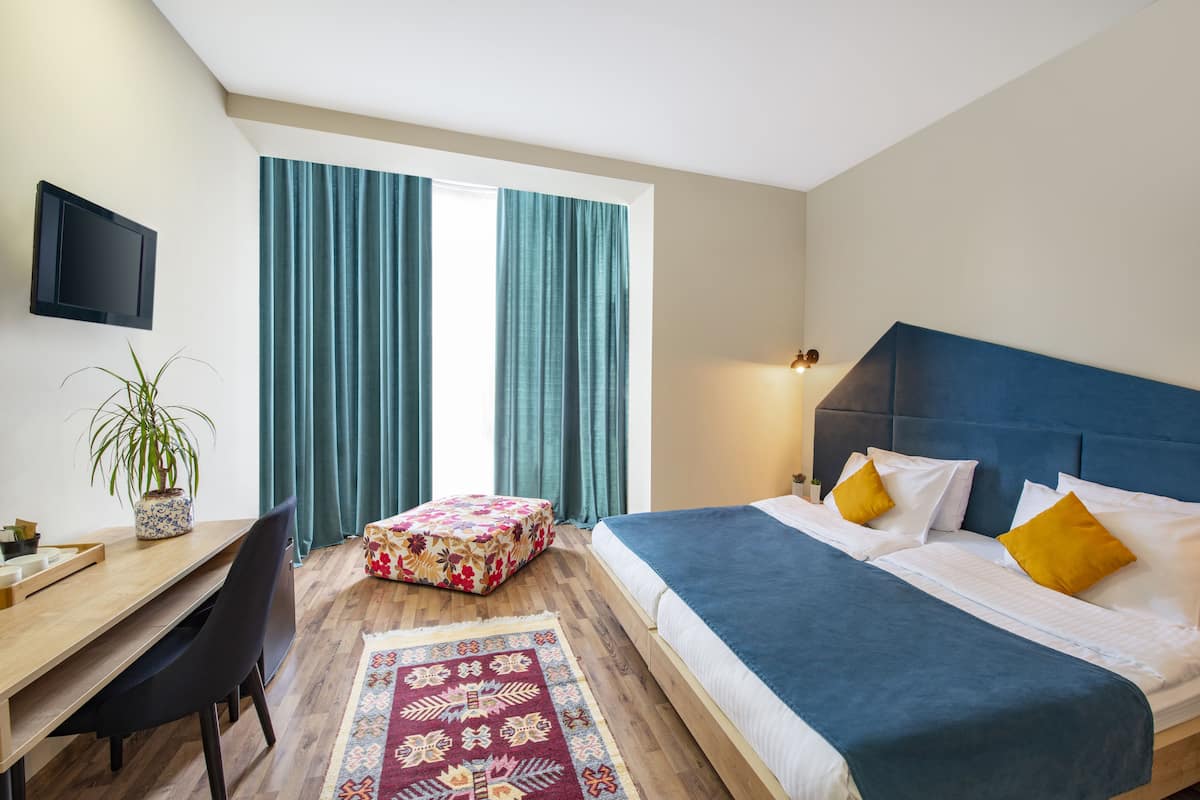 1 bedroom, hypo-allergenic bedding, minibar, in-room safe