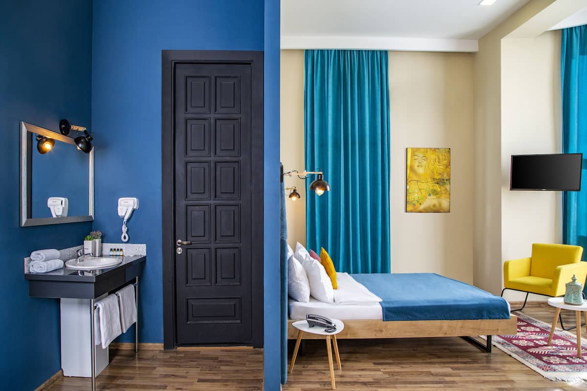 1 bedroom, hypo-allergenic bedding, minibar, in-room safe