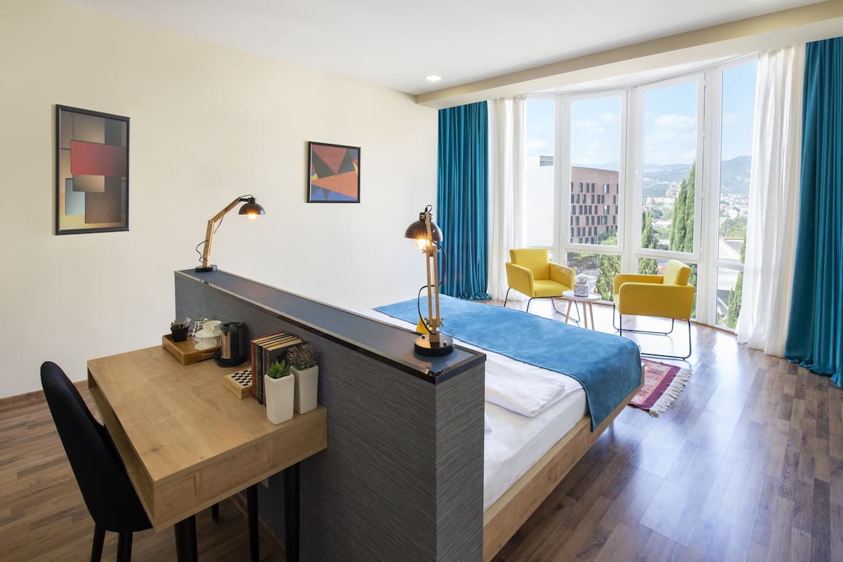 1 bedroom, hypo-allergenic bedding, minibar, in-room safe