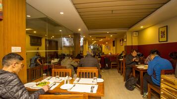 Breakfast, lunch, dinner served; garden views