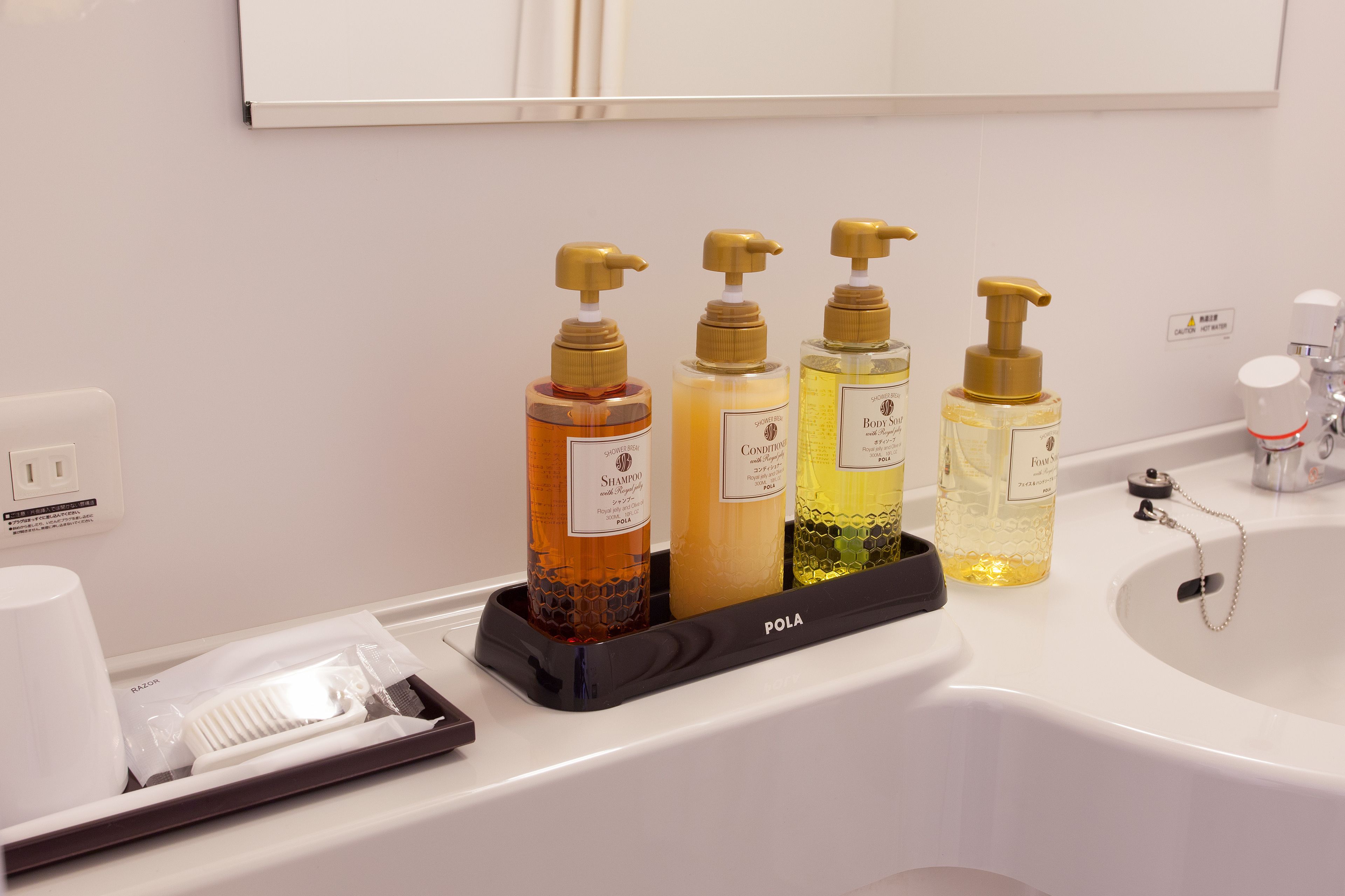 combined shower/bathtub, free toiletries, hair dryer, slippers