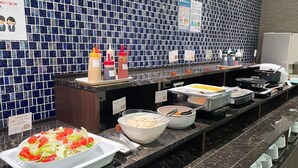 Un buffet proposant divers plats et accompagnements.