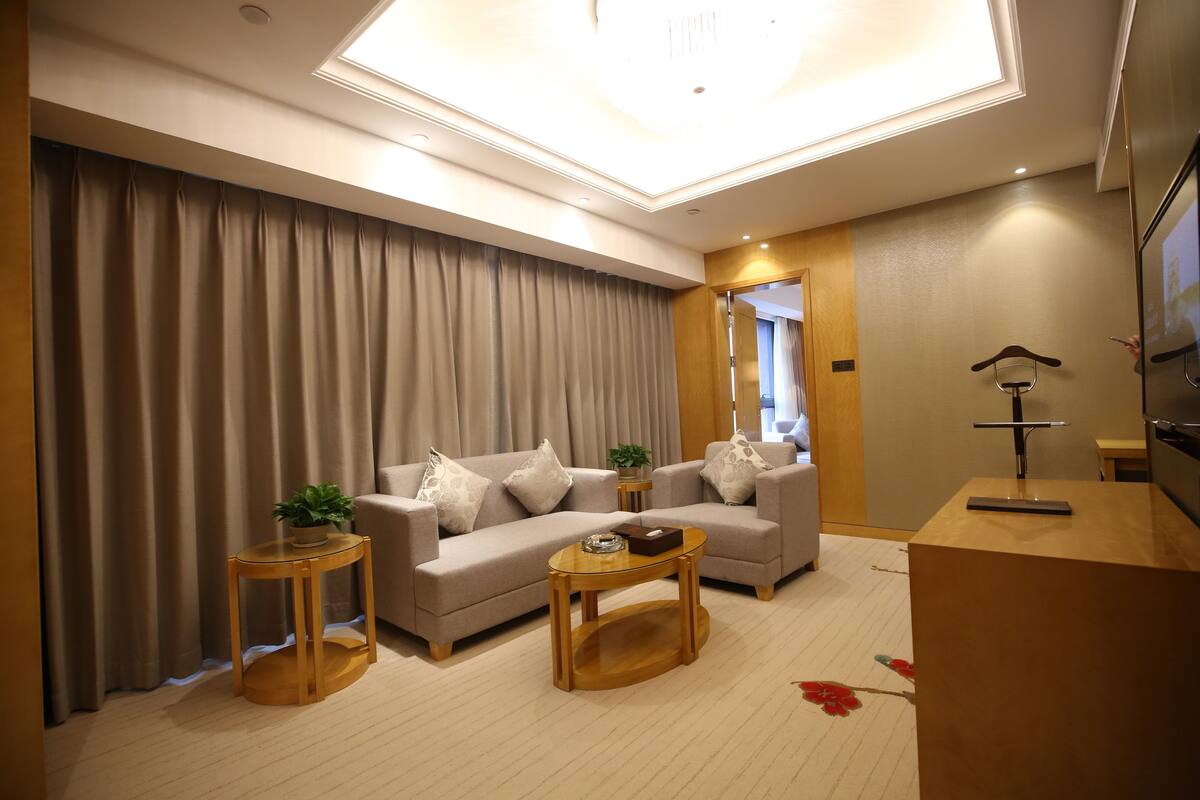 Deluxe Suite | Minibar, in-room safe, desk, blackout drapes