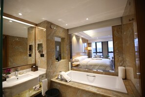 Deluxe King Room | Minibar, in-room safe, desk, blackout drapes