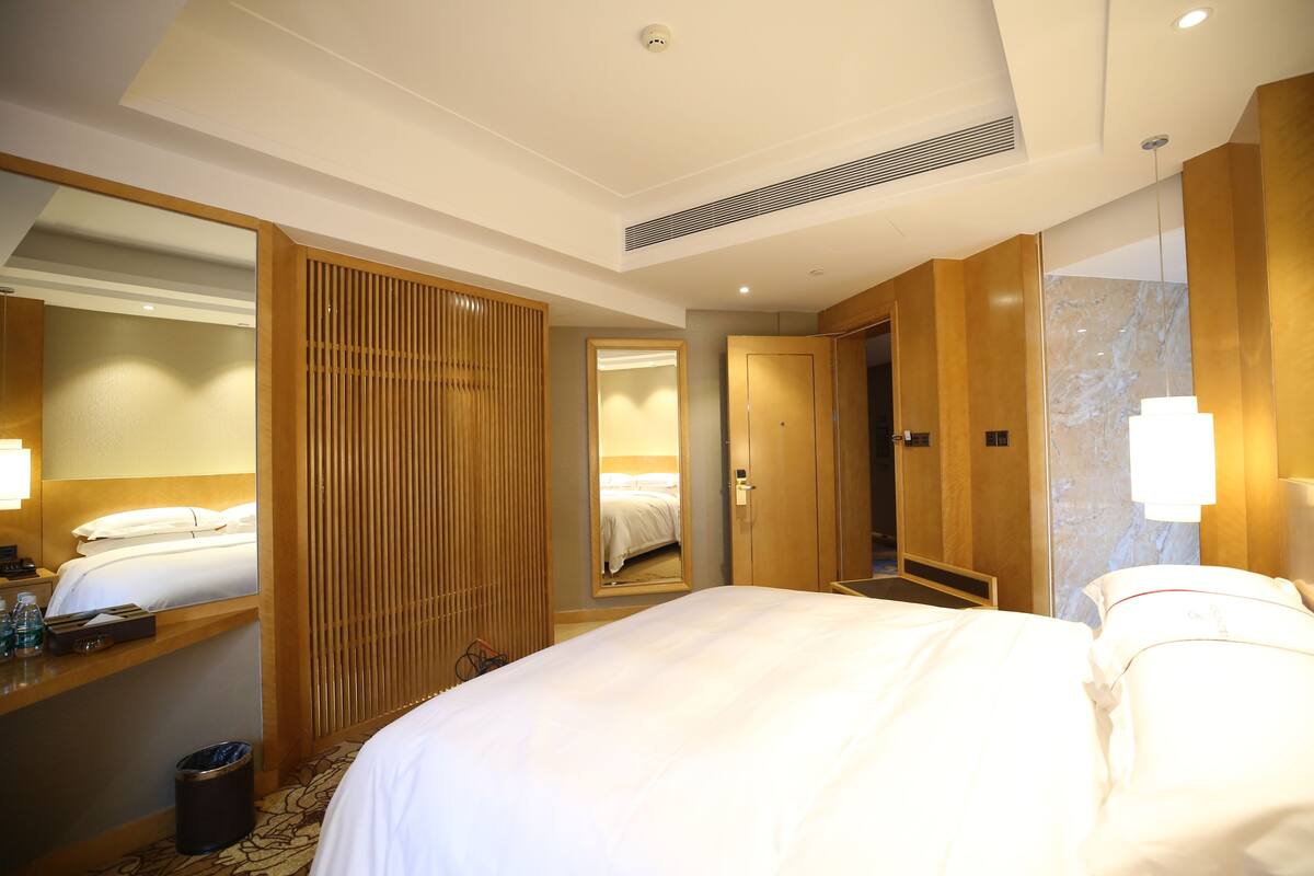 Superior King Room | Minibar, in-room safe, desk, blackout drapes