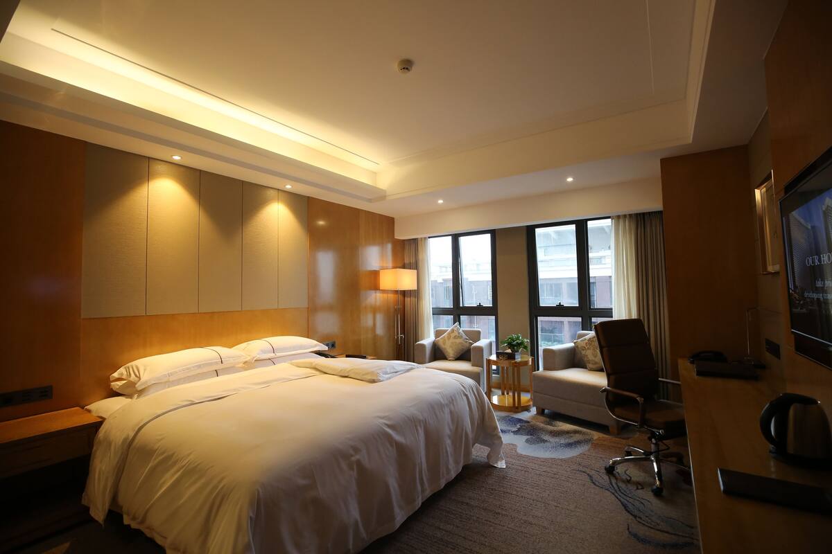 Deluxe King Room | Minibar, in-room safe, desk, blackout drapes