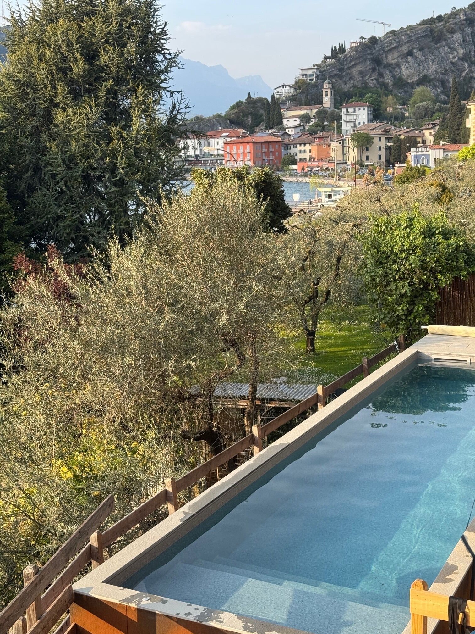 Piscina externa, espreguiçadeiras