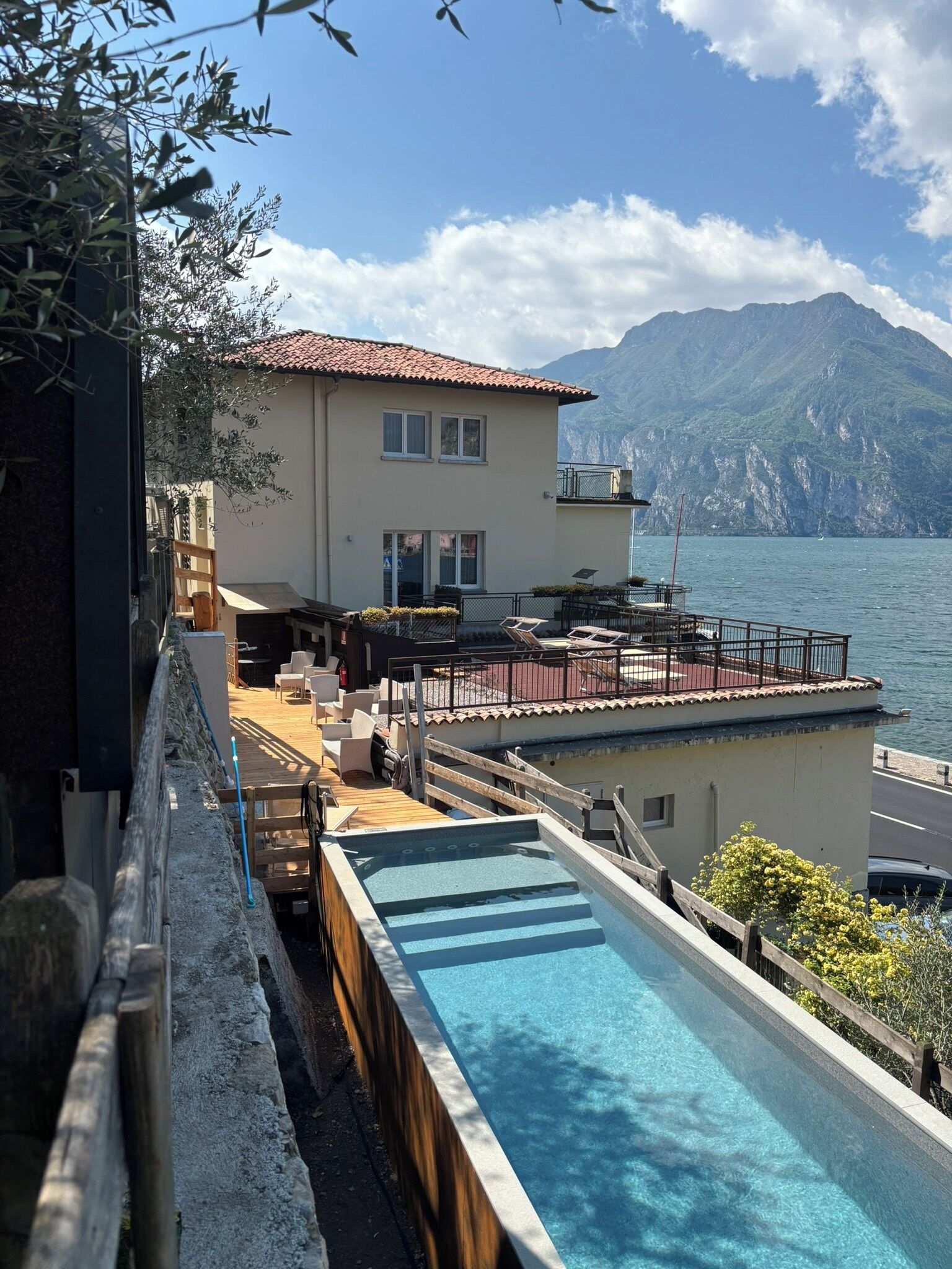 室外游泳池，日光浴躺椅