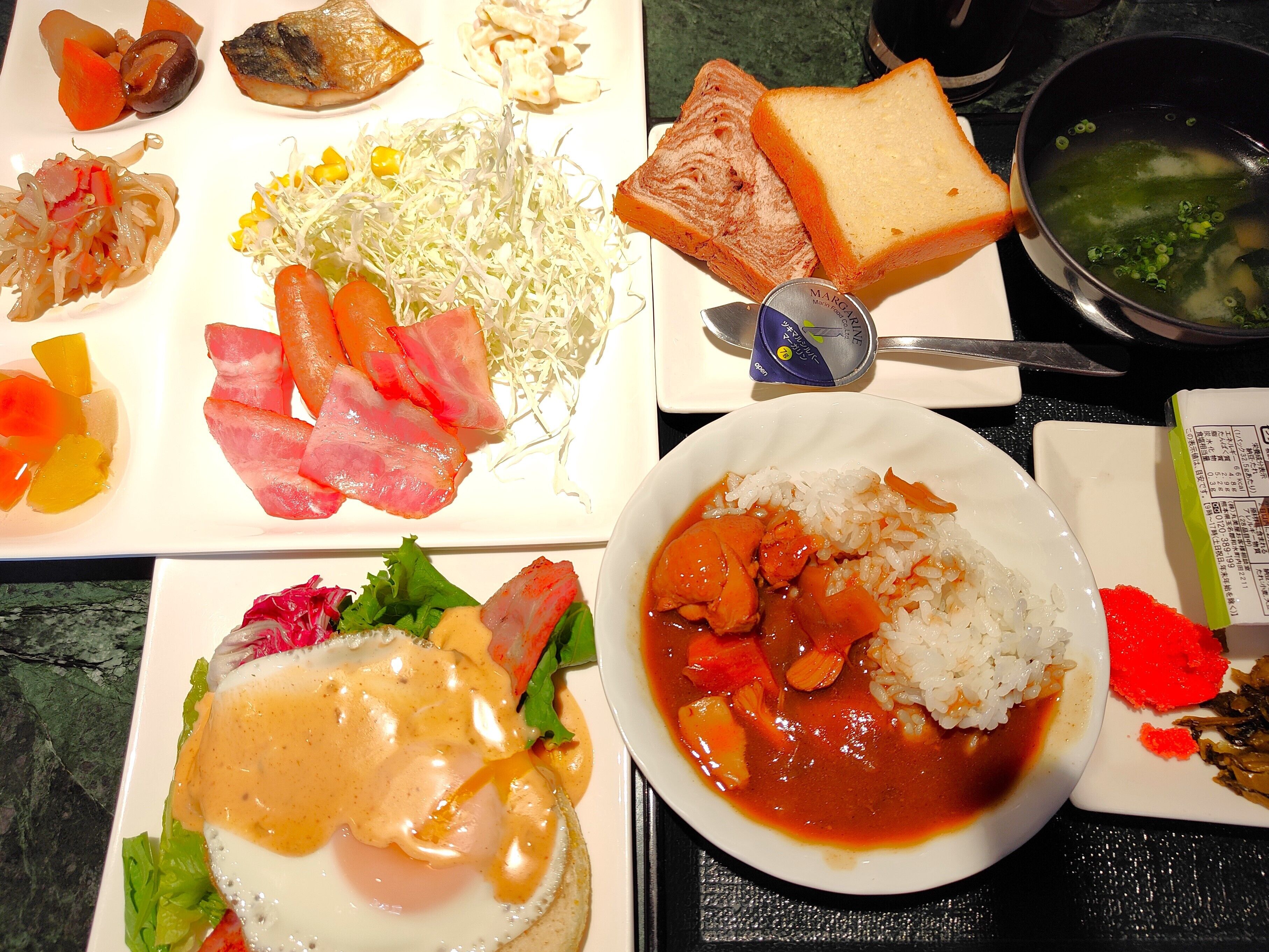 On proposait une variété de plats, notamment une assiette composée de riz, de légumes et d’un œuf poché, une autre avec du pain et une portion de soupe, et une troisième avec une salade et un œuf poché.