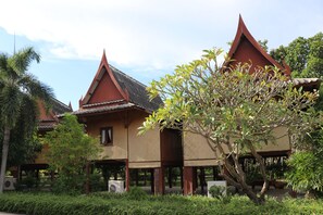 Deluxe Room | Desk, free WiFi