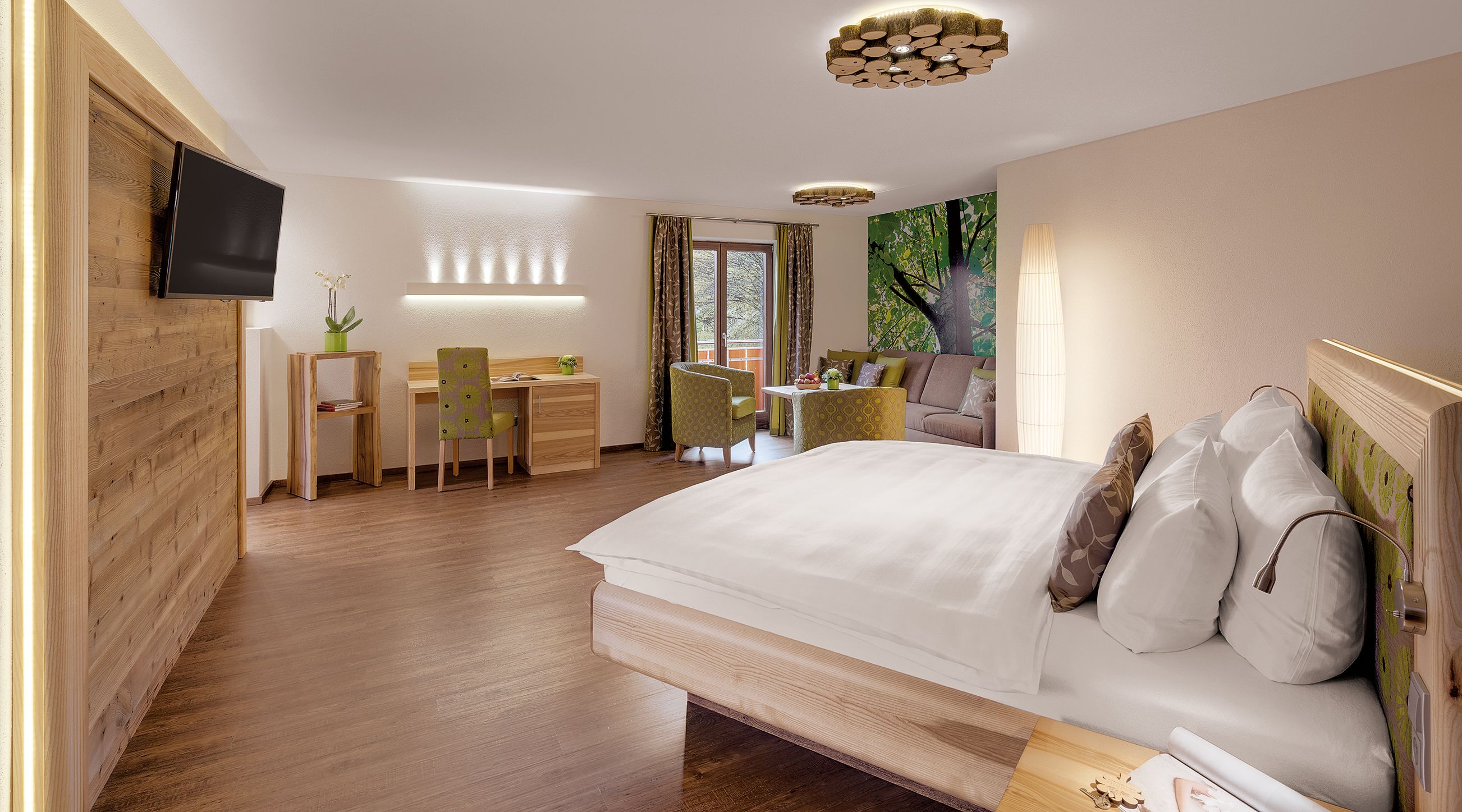 Ein Hotelzimmer mit Holzboden, einem Bett mit weißer Bettwäsche, einem Schreibtisch mit Stuhl, einem an der Wand montierten Fernseher und einem Fenster mit Vorhängen.