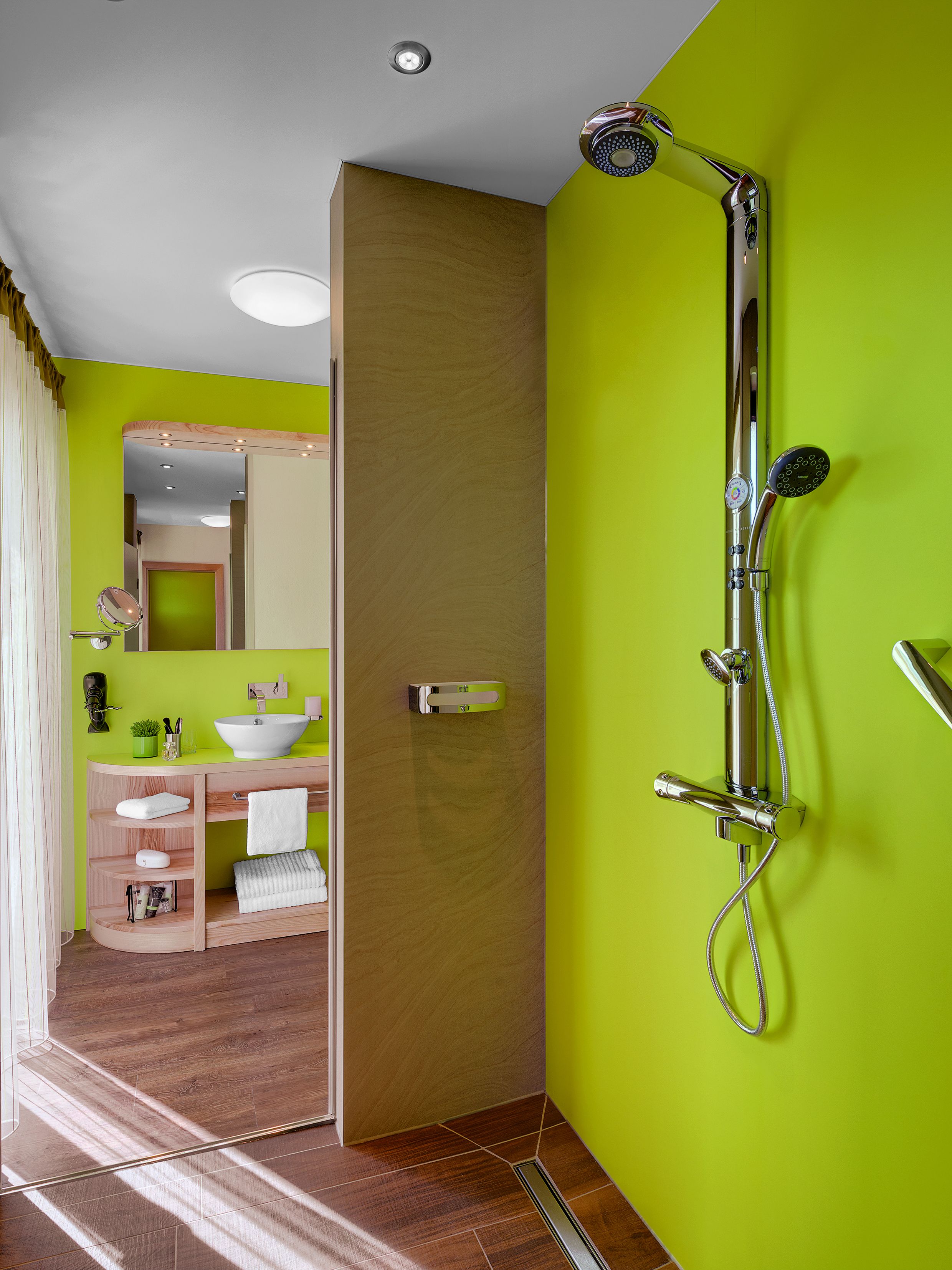 Un baño moderno con ducha, lavabo y tocador.