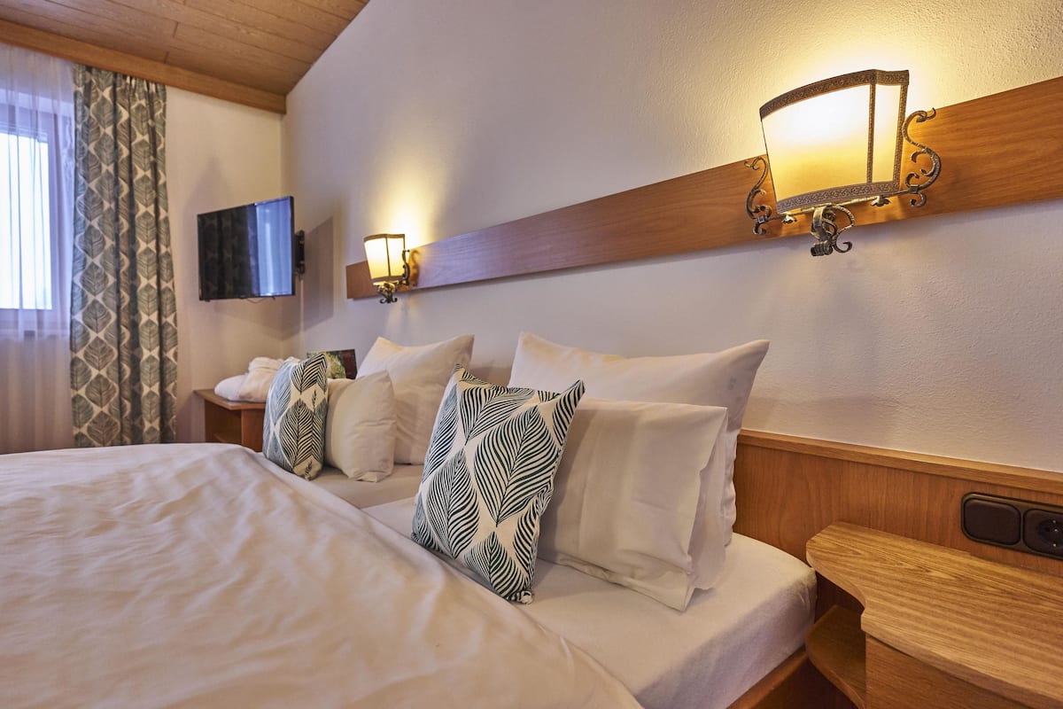 Eenvoudige tweepersoonskamer, balkon | Een kluis op de kamer, gratis wifi, beddengoed