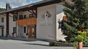 A modern building with a sign reading "Hotel Fritz" and "Asbach am Harz".