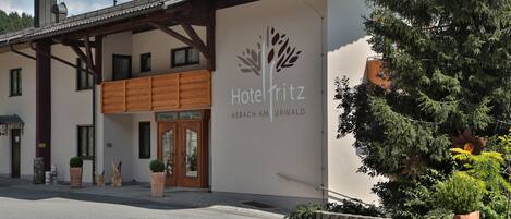 A modern building with a sign reading "Hotel Fritz" and "Asbach am Harz".