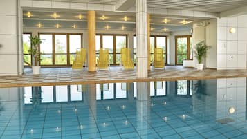 Indendørs pool, åben fra kl. 07.00 til kl. 21.00, liggestole